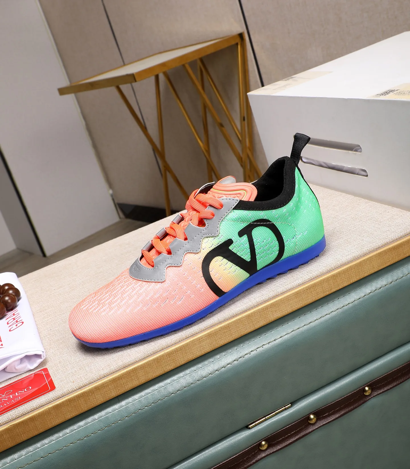Men's Men's Shoes 💰620 VALENTINO 🌹🌹🌹2025 Valentino's latest spring sneakers! The counter 🔥 recommends RUNBOOT, which is lightweight and comfortable. It has a multi-functional design that integrates blue sneakers, running shoes, and fashionable sneakers to create a cool on-foot effect. ♥️♥️Fashionable sneakers that are sought after by many popular celebrities and fashion influencers♥️♥️. 👉All-round original 1:1 high-end production 👉Fabrics: Two options: delicate, soft and comfortable eyelet lambskin and high-end technical fabrics 👍Super soft suede special lining inside 👍Outsole wear-resistant TPU material 👍Full set of original counter packaging